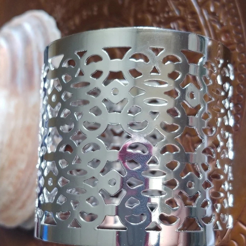 Silver tone Fashion Lazer Cut Bracelet - Picture 3 of 3